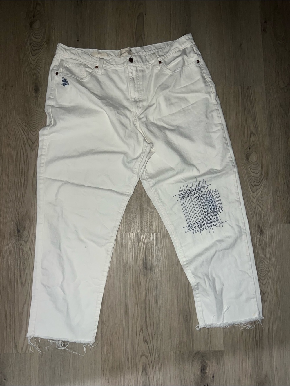 Universal Thread White Boyfriend Jeans Size 16/33R – Blue Stitching, Raw Hem